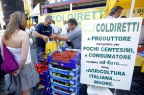 Frutta: produttori al tracollo, prezzi alle stelle. La speculazione della grande distribuzione.