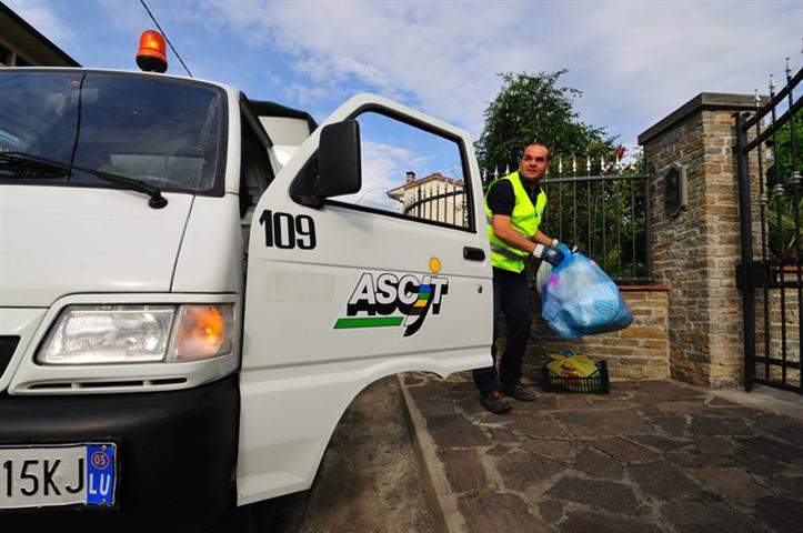 In tutto il territorio comunale si fa raccolta differenziata porta a porta. Al via la distribuzione dei Kit per la Tariffa puntuale sui rifiuti