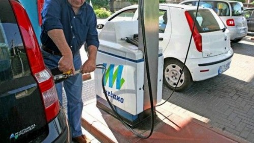 distributore metano Incentivi auto elettriche e GPL in arrivo dal governo Monti