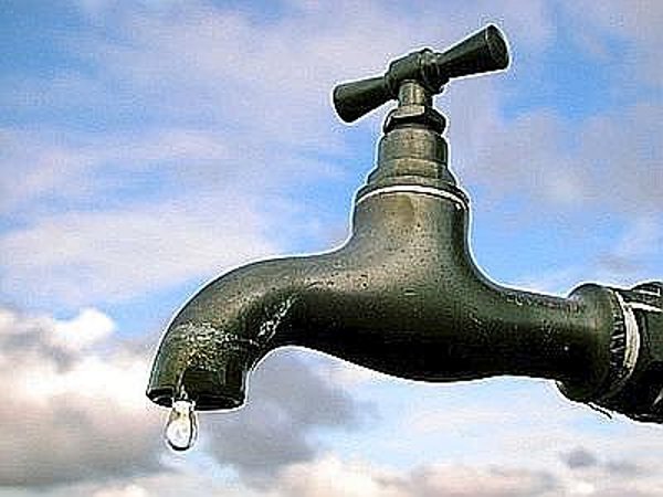acqua_rubinetto--400x300B Bocciata dal referendum, la privatizzazione dell’acqua rispunta nel pacchetto Monti