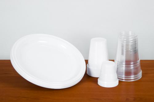 Plastica, novità su RD e fasce di qualità. Dal 1° maggio piatti e bicchieri usa e getta nella raccolta differenziata