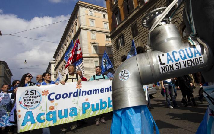 Grande vittoria! La Corte Costituzionale fa saltare le privatizzazioni di acqua e servizi pubblici locali