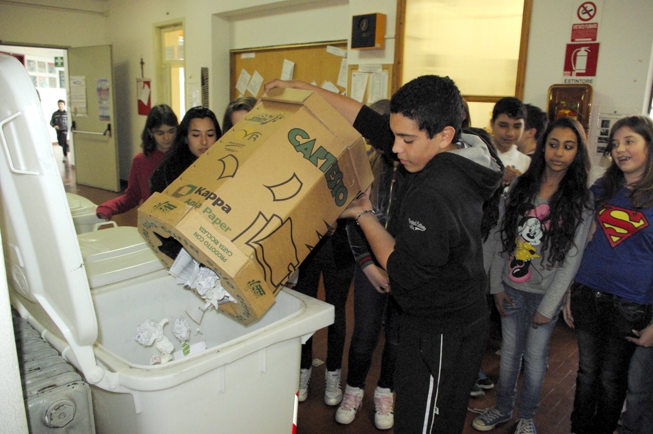 "Raccatta la Carta" nelle scuole di Capannori per riciclare sempre di più