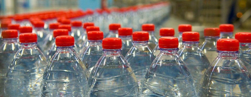 Acqua in bottiglia, un'imbarazzante storia italiana. Il dossier di Legambiente e Altreconomia