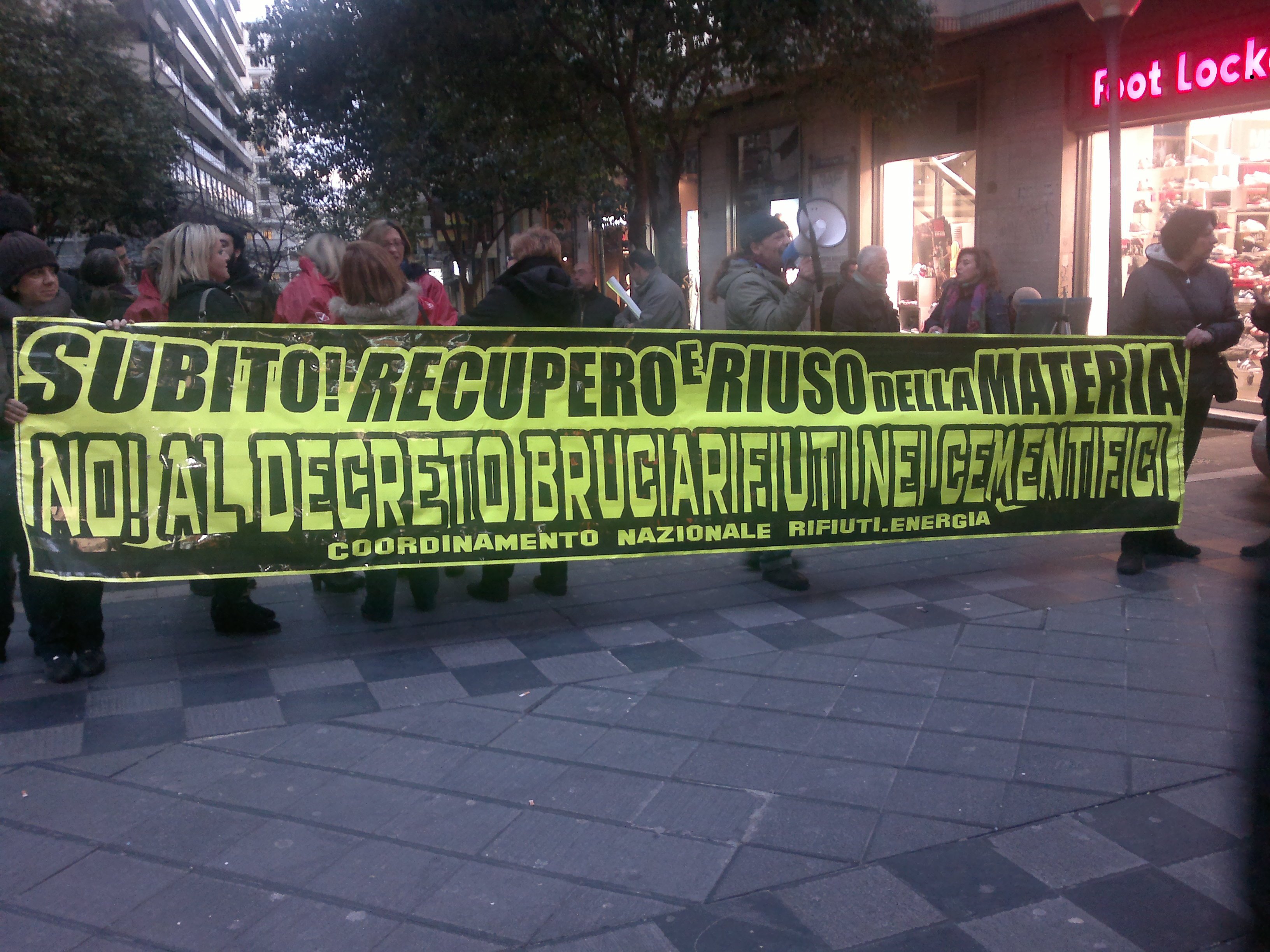 Movimento 5 Stelle contro il decreto Clini brucia rifiuti. E le altre forze politiche in parlamento? Movimento 5 Stelle contro il decreto Clini brucia rifiuti. E le altre forze politiche in parlamento?