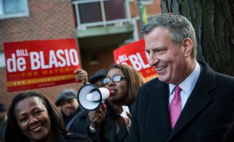 De Blasio, a New York un sindaco “comunista”: «Togliere ai ricchi per dare ai poveri»