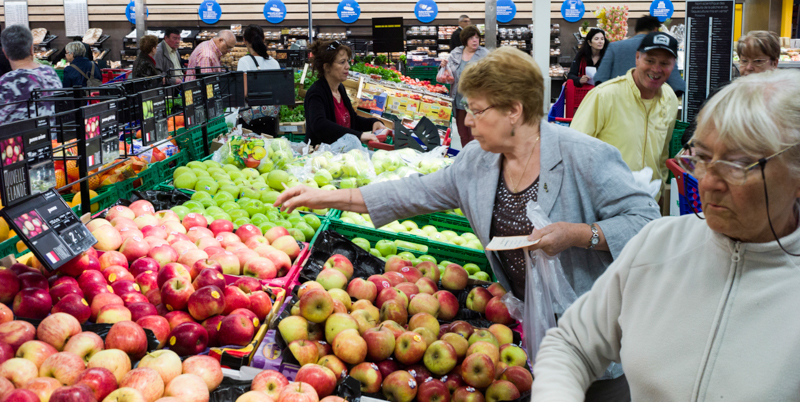 Francia, il Parlamento approva legge che vieta ai supermercati di gettare cibo: devono darlo in beneficenza