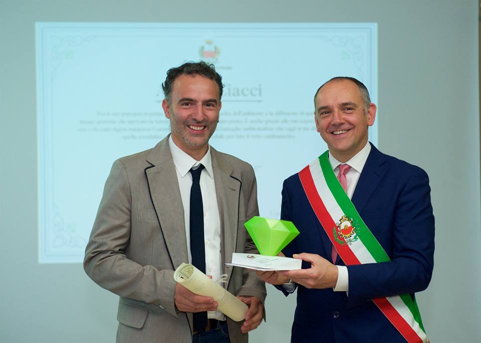 Il sindaco Luca Menesini consegna il premio "Città di Capannori" a 15 cittadini meritevoli