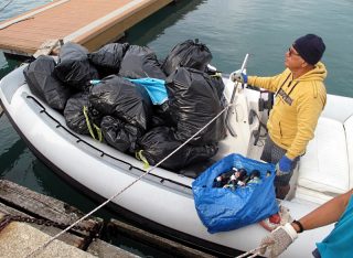 Livorno: i pescatori ripuliscono le spiagge, rimosse 16,8 tonnellate di rifiuti