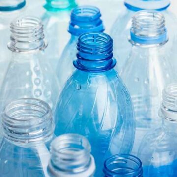 Finalmente anche in Italia sarà possibile produrre bottiglie in plastica 100% riciclata.