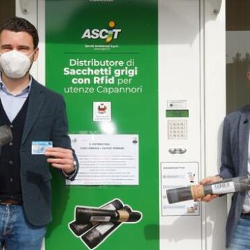 Ascit, in funzione il nuovo distributore automatico di sacchetti grigi