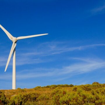 Rinnovabili, Italia record: nel 2023 sfiora il 44%. Ma l’Europa corre più veloce