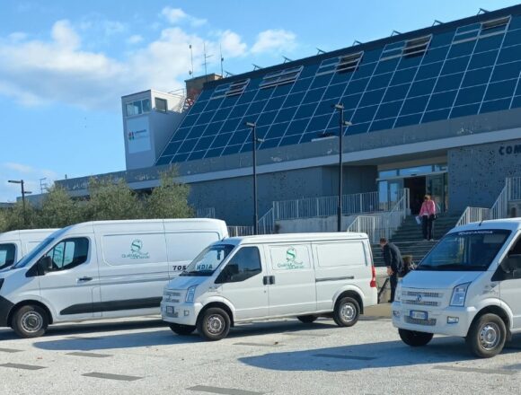 Mense scolastiche: la flotta per la consegna dei pasti diventa 100% elettrica